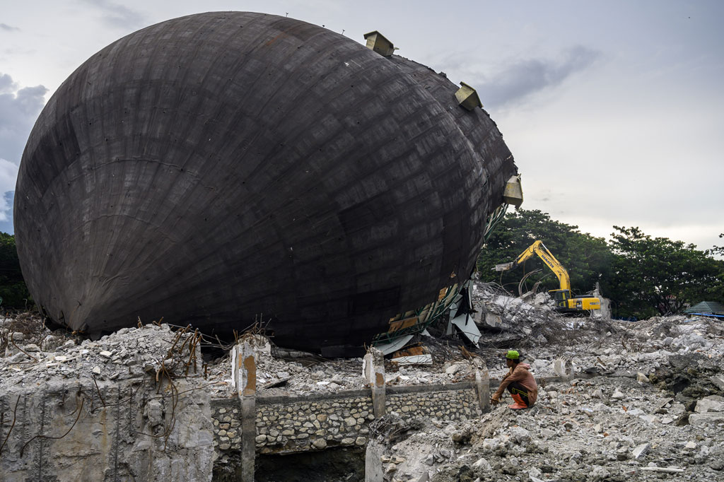 Masjid terbesar di Sulteng seluas 2.500 meter persegi itu baru dibongkar setelah mengalami kerusakan berat akibat gempa 7,4 SR pada 28 September 2018 lalu.