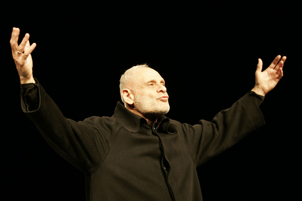 Aktor Inggris Bruce Myers, yang telah menemani sutradara legendaris Peter Brook dalam banyak drama, meninggal di Paris, Rabu, 15 April 2020 waktu setempat. Myers meninggal di usia 59 tahun.