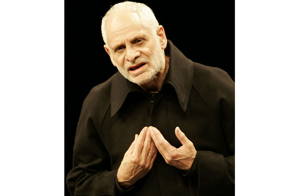 Dilahirkan pada 1942 di Radcliffe (Inggris), Bruce Myers, yang juga seorang sutradara bermain di banyak kreasi Brook, terutama dalam permainan William Shakespeare seperti 'Timon of Athens' (1974), 'Measure for measure' (1978), 'Storm' (1990), dan 'Hamlet' (2000).