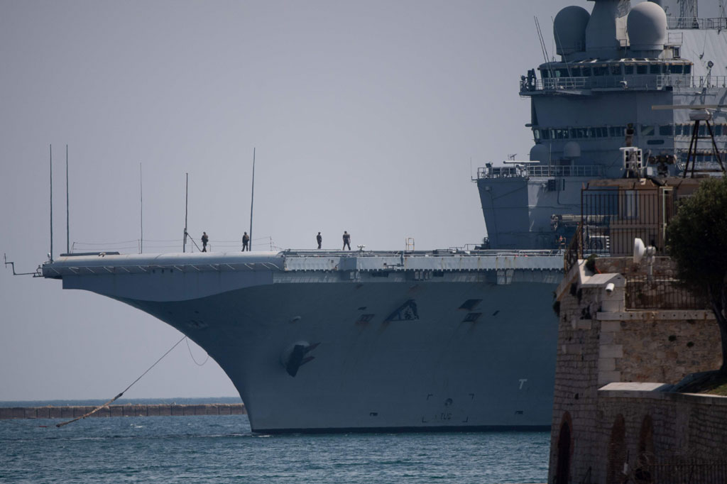 Menurut Kementerian Angkatan Bersenjata Prancis, sekitar 1.767 pelaut, hampir semuanya dari kapal induk Charles de Gaulle telah diuji, dan hasilnya menunjukkan setidaknya 668 terinfeksi covid-19. Hasil yang keluar masih belum dari sepertiga dari tes. 