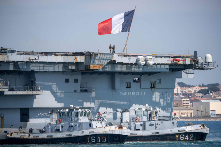 Pembawa virus korona diduga merupakan pelaut yang baru-baru ini ambil bagian dalam latihan dengan angkatan laut Eropa utara di Laut Baltik. Mereka tiba di rumah di Toulon dua minggu lebih awal dari yang dijadwalkan setelah sekitar 40 anggota awak menunjukkan tanda-tanda gejala covid-19.