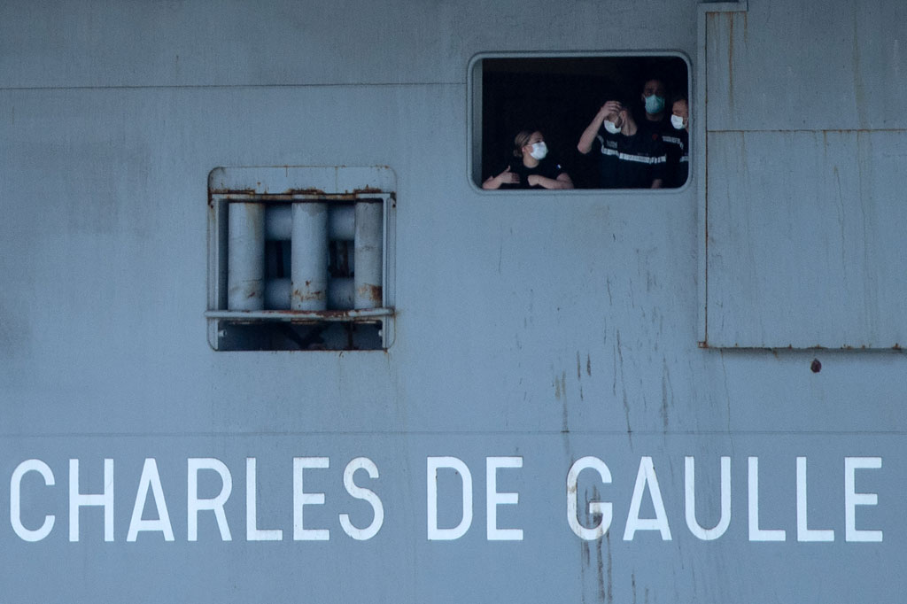 Awak dari Charles de Gaulle dan fregat Chevalier Paul sekarang berada di dalam pangkalan angkatan laut mereka, sementara pilot pesawat tempur dan helikopter pengangkut juga dalam karantina. Kepala angkatan laut telah memerintahkan penyelidikan, kata kementerian itu.
