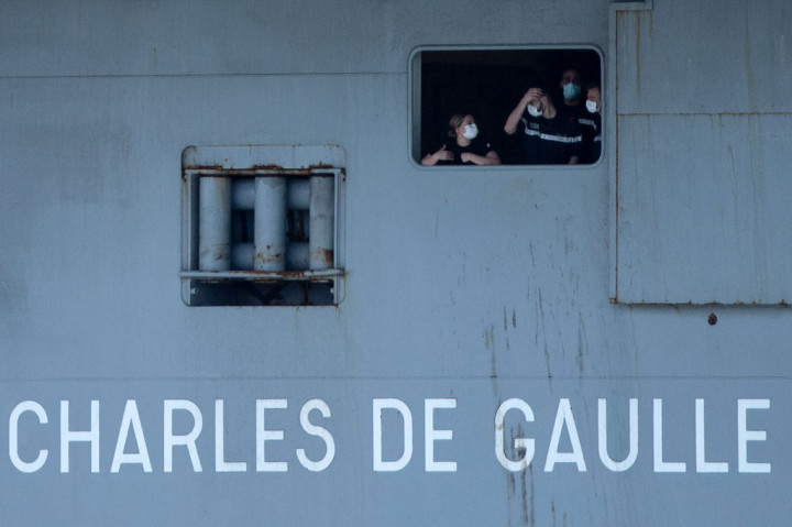 Awak dari Charles de Gaulle dan fregat Chevalier Paul sekarang berada di dalam pangkalan angkatan laut mereka, sementara pilot pesawat tempur dan helikopter pengangkut juga dalam karantina. Kepala angkatan laut telah memerintahkan penyelidikan, kata kementerian itu.