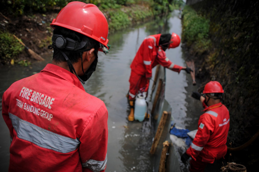 Rembesan minyak tersebut diduga akibat kendurnya pipa PT Pertamina di Terminal Bahan Bakar Minyak (TBBM) Ujung Berung Pertamina Bandung Group yang mengalir ke anak Sungai Citarum.