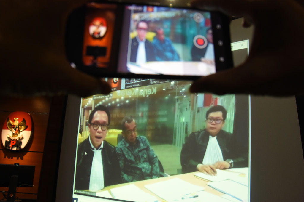 Terdakwa kasus suap pengadaan pesawat dan mesin pesawat dari Airbus S.A.S dan Rolls-Royce P.L.C pada Garuda Indonesia, Emirsyah Satar (tengah) mengikuti sidang lanjutan secara virtual di gedung KPK, Jakarta, Kamis, 16 April 2020.