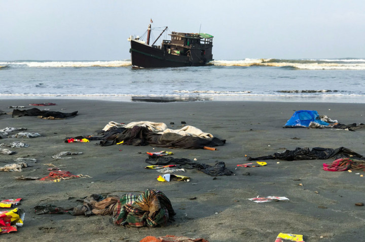 Pakaian milik warga Rohingya berserakan setelah perahu yang membawa mereka ditarik ke pantai di Teknaf, Bangladesh, Kamis, 16 April 2020.