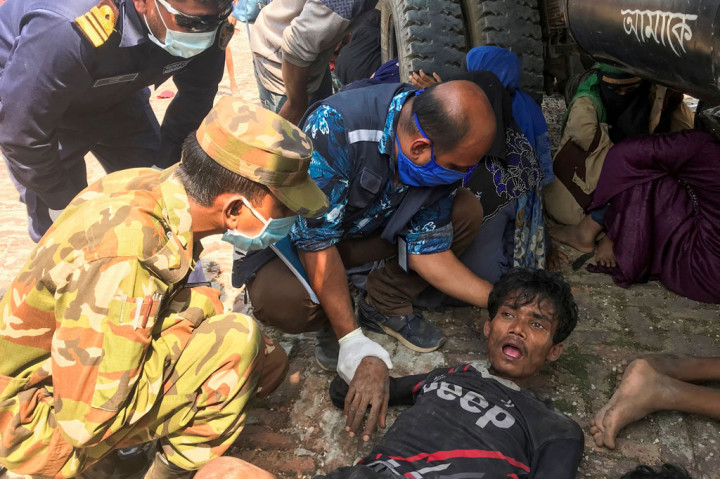 Sedikitnya 32 warga Rohingya tewas sementara ratusan lainnya yang kelaparan diselamatkan dari atas kapal yang penuh sesak dan terdampar di Teluk Benggala. Penjaga pantai Bangladesh mengatakan kapal itu ditarik ke pantai pada Rabu, 15 April 2020 malam.