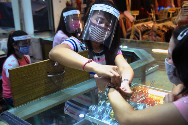 Cegah Covid-19, Pegawai Toko Emas di Bogor Pakai Face Shield