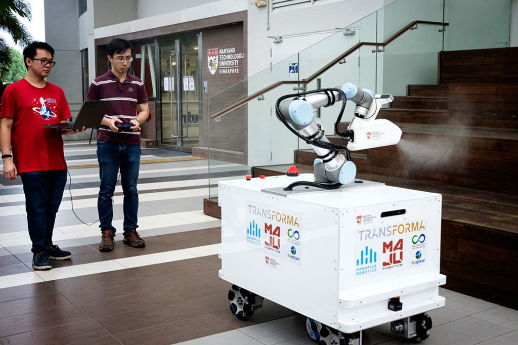 Robot yang dibangun oleh para peneliti di Nanyang Technological University (NTU) itu memiliki nozzle bertenaga tinggi untuk menyemprotkan disinfektan dan dapat melaksanakan tugas pada permukaan luas dengan cepat.