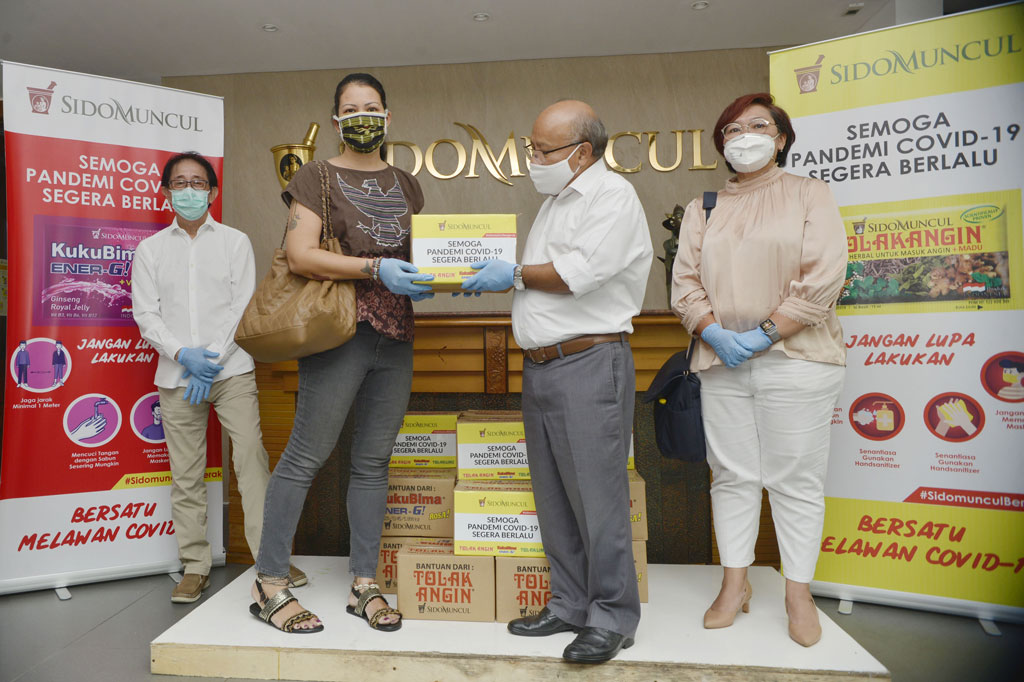 Paket sembako tersebut kemudian secara simbolis diserahkan oleh Don Bosco Selamun (kedua kanan) kepada Melanie Subandono (kedua kiri) dari Rumah Harapan dan Alissa Wahid (kanan) dari Komunitas GUSDURian, disaksikan Direktur PT Sido Muncul Irwan Hidayat.