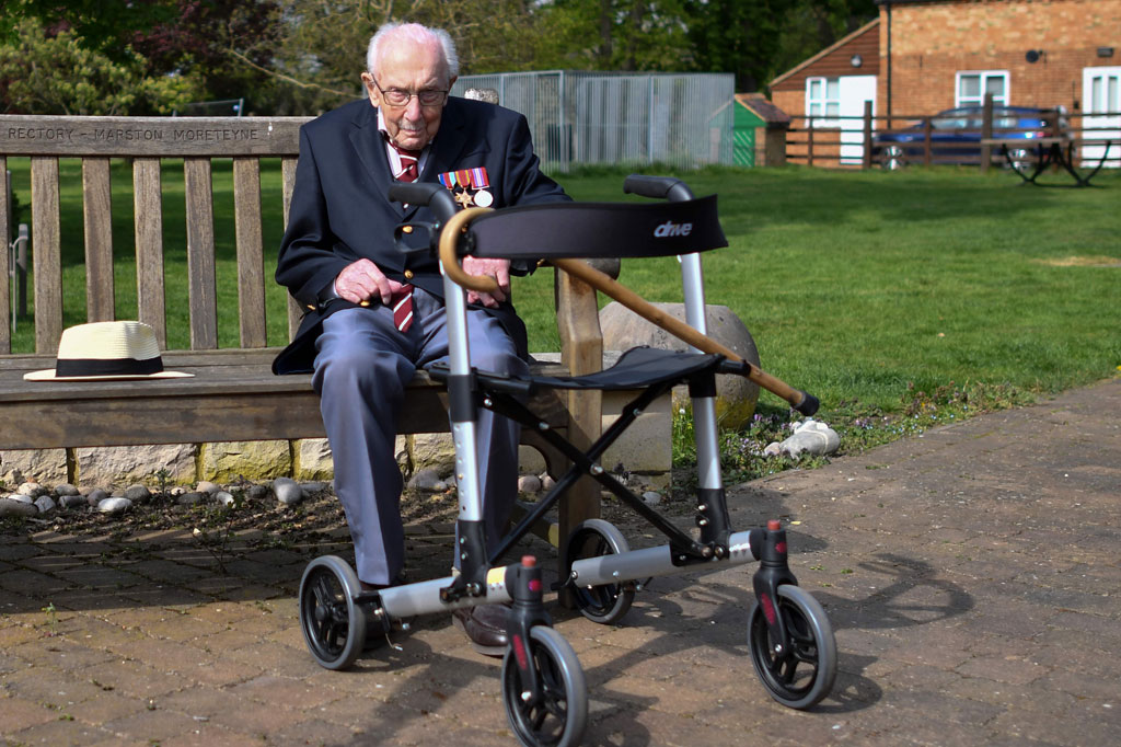 Awalnya Moore mengumpulkan sebanyak 1.000 poundsterling (sekitar Rp19 juta). Namun kemudian dia bisa menarik simpati masyarakat Inggris yang tengah menjalani karantina wilayah secara nasional, hingga donasi mengalir deras dari masyarakat seluruh dunia.