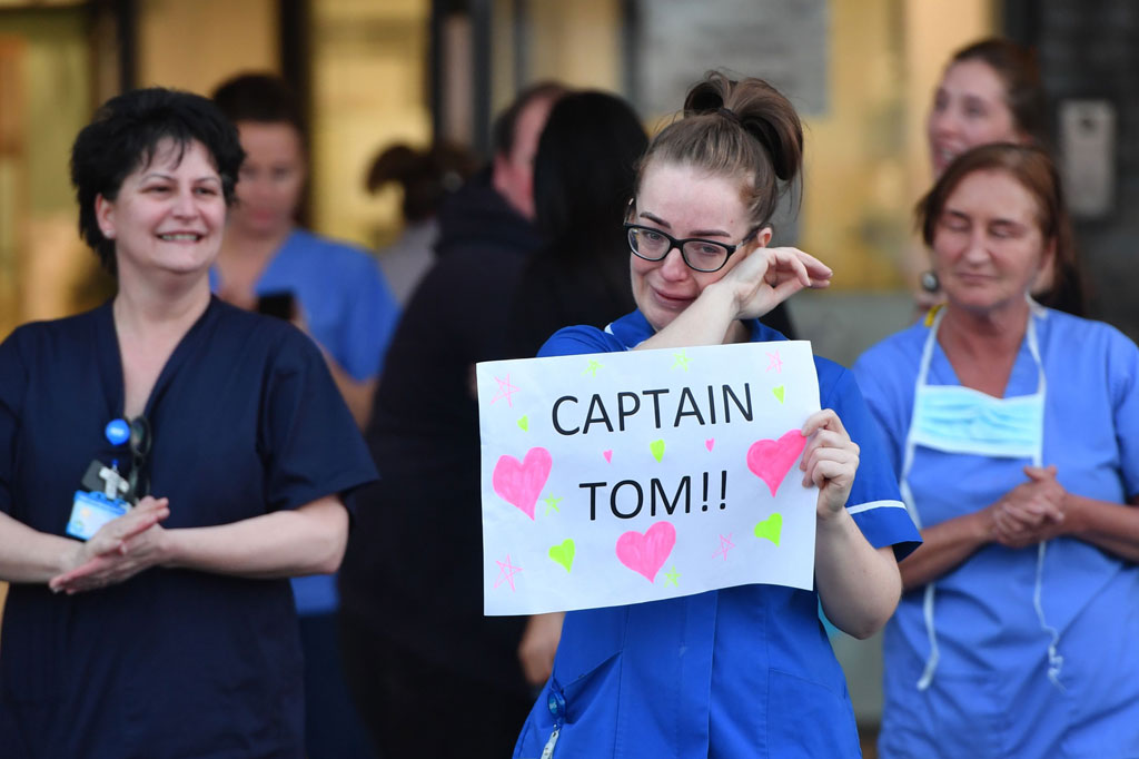 Pangeran William turut berkomentar dengan menyebut Moore sebagai legenda yang sesungguhnya. 