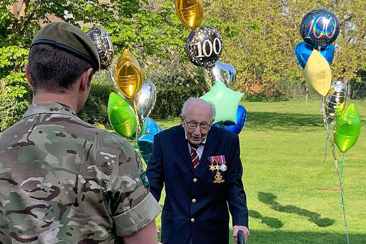 Moore, dengan alat bantu jalan sejak mengalami patah pinggul, telah berjalan 100 putaran pada Kamis, 16 April, sesuai target yang dia pasang sebelum ulang tahun ke-100 pada 30 April mendatang.