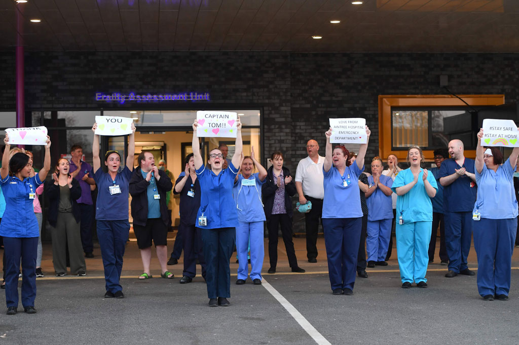 Aksi penggalangan dana oleh Tom Moore tersebut mendapat sambutan haru dari para pegawai National Health Service (NHS) dan staf medis garis depan dalam penanganan pandemi covid-19, di Aintree University Hospital, Liverpool. 