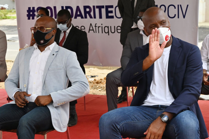 Drogba bersama Salif Traore, dikenal sebagai A'Salfo, pentolan Magic System, menyalurkan bantuan fase kedua dari program 'karavan solidaritas melawan covid-19', yang dibiayai oleh yayasan yang mereka dirikan, Uni Eropa, dan suatu perusahaan real estate.