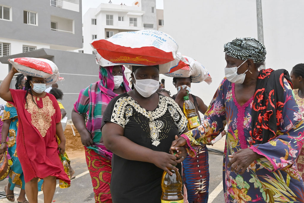 Sebanyak 1.000 keluarga di 11 wilayah ibu kota ekonomi Pantai Gading itu akan menerima sabun, sabun pembersih, beras, minyak goreng, dan gula selama 11 hari, kata panitia.