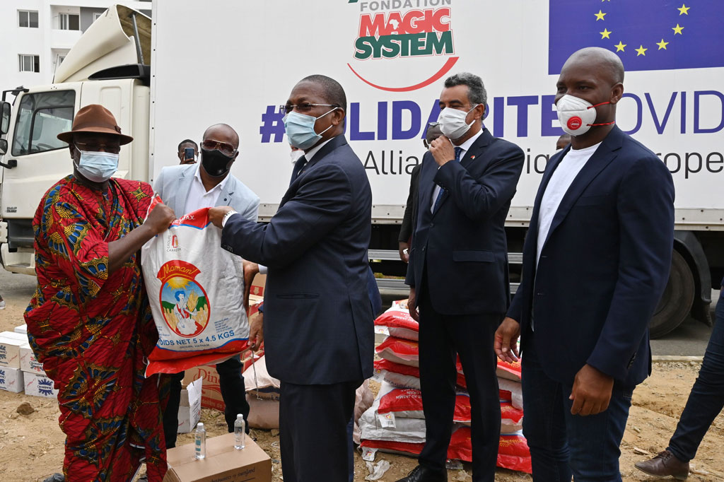 Didier Drogba bersama Magic System, salah satu grup musik terbesar di negara Afrika itu, menyalurkan bantuan kepada 200 keluarga miskin di wilayah Abidjan sebagai upaya memerangi pandemi virus korona (covid-19).