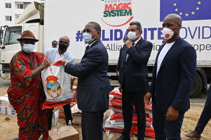 Didier Drogba bersama Magic System, salah satu grup musik terbesar di negara Afrika itu, menyalurkan bantuan kepada 200 keluarga miskin di wilayah Abidjan sebagai upaya memerangi pandemi virus korona (covid-19).