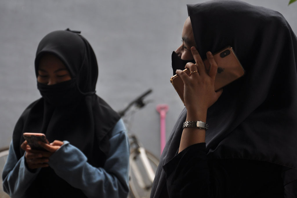 Pemerintah beserta operator seluler sepakat memberlakukan aturan blokir Internasional Mobile Equipment Identity (IMEI) mulai 18 April 2020, dalam upaya memberantas ponsel atau HP ilegal yang banyak beredar di pasaran.