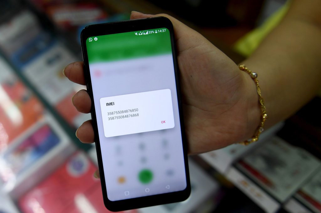 Untuk mengetahui IMEI dari perangkat yang dibeli, konsumen bisa mengecek IMEI di label yang ada di bagian belakang kotak penjualan smartphone. Di sini akan tersedia nomor dari IMEI perangkat.