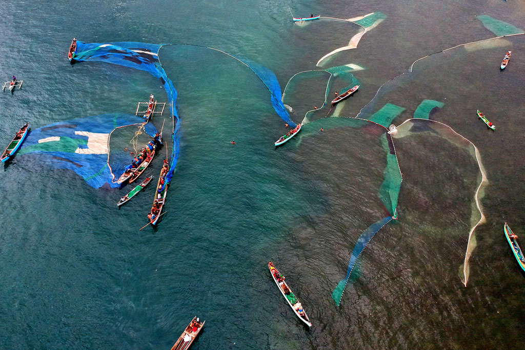 Foto udara puluhan nelayan menebar jala untuk menangkap ikan nike di Leato, Kota Gorontalo, Gorontalo, Sabtu, 18 April 2020. 