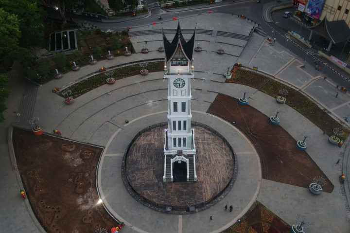 Suasana kawasan Jam Gadang yang sepi saat menjelang senja di Kota Bukittinggi, Sumatera Barat, Jumat, 17 April 2020. 