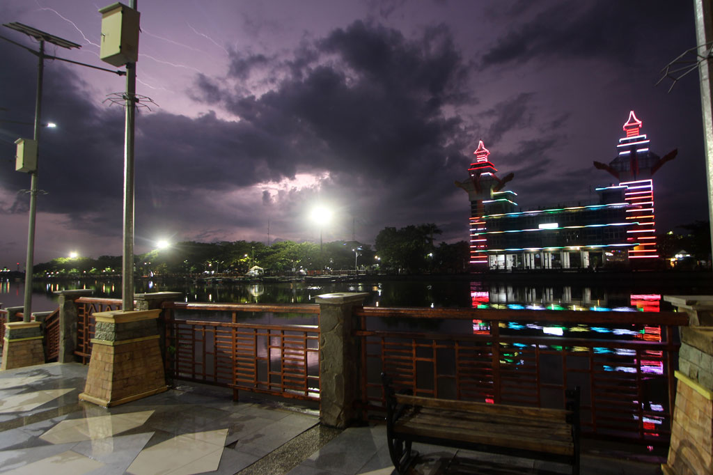 Suasana tepian Sungai Martapura juga tidak jauh berbeda. Sejak merebaknya covid-19 hingga sekarang, tidak ada lagi kunjungan wisatawan ke objek wisata yang menjadi salah satu landmark di Kalimantan Selatan itu. 