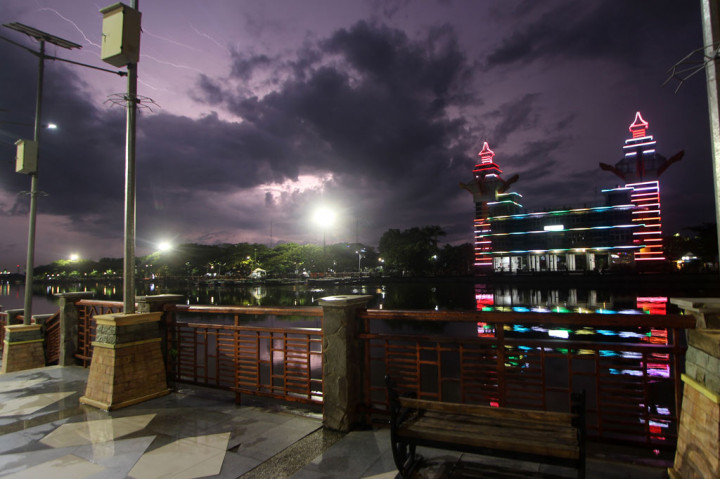 Suasana tepian Sungai Martapura juga tidak jauh berbeda. Sejak merebaknya covid-19 hingga sekarang, tidak ada lagi kunjungan wisatawan ke objek wisata yang menjadi salah satu landmark di Kalimantan Selatan itu. 