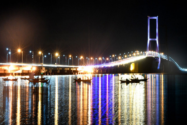 Jembatan Suramadu, Surabaya, yang biasanya ramai oleh pengunjung di akhir pekan, kini terlihat sepi. 