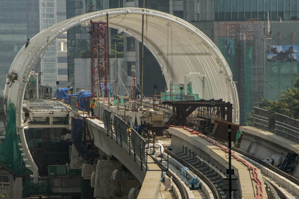 Seorang pekerja beraktivitas pada proyek pembangunan Lintas Rel Terpadu (LRT) Jabodebek lintas pelayanan II Cawang-Kuningan-Dukuh Atas di Jakarta, Minggu, 19 April 2020.