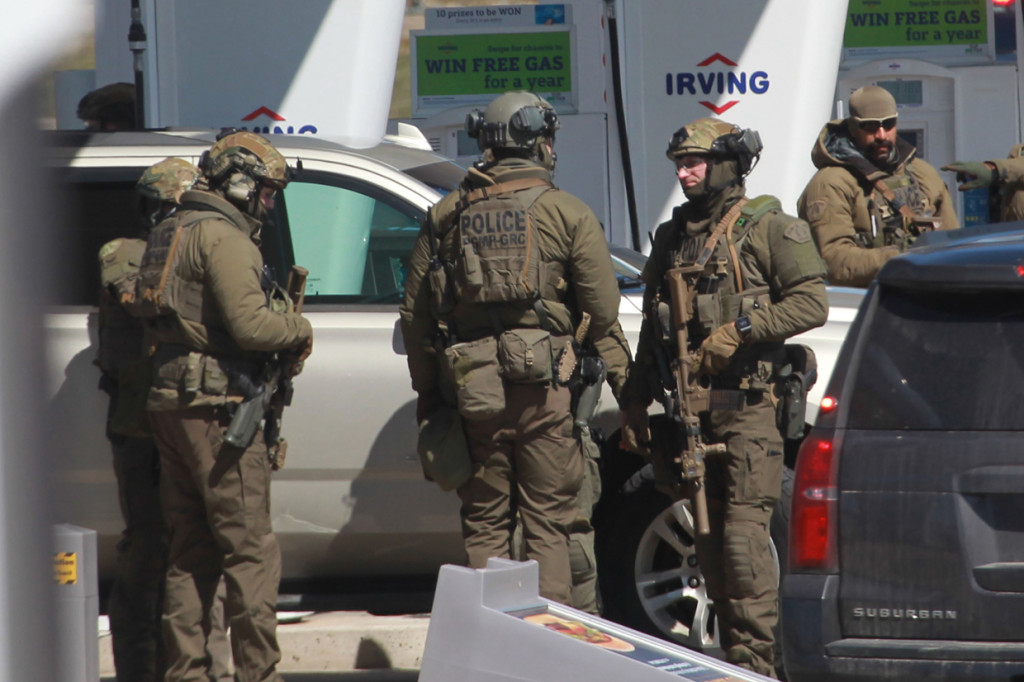 Petugas polisi Mounted Royal Kadana berjaga usai menangkap pelaku penembakan massal di Provinsi Nova Scotia, Kanada.