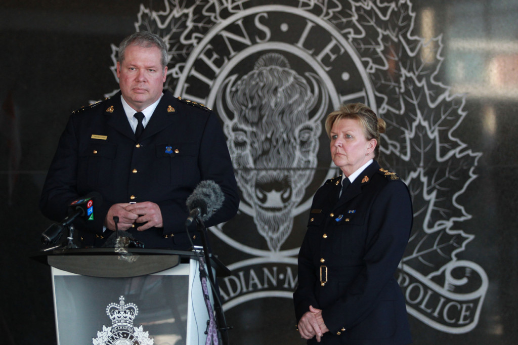 Petugas bagian operasi kriminal RCMP Nova Scotia, Chris Leather, menuturkan Wortman berpakaian polisi. Tapi, tak jelas apakah dia menyamar setelah menembak korbannya.