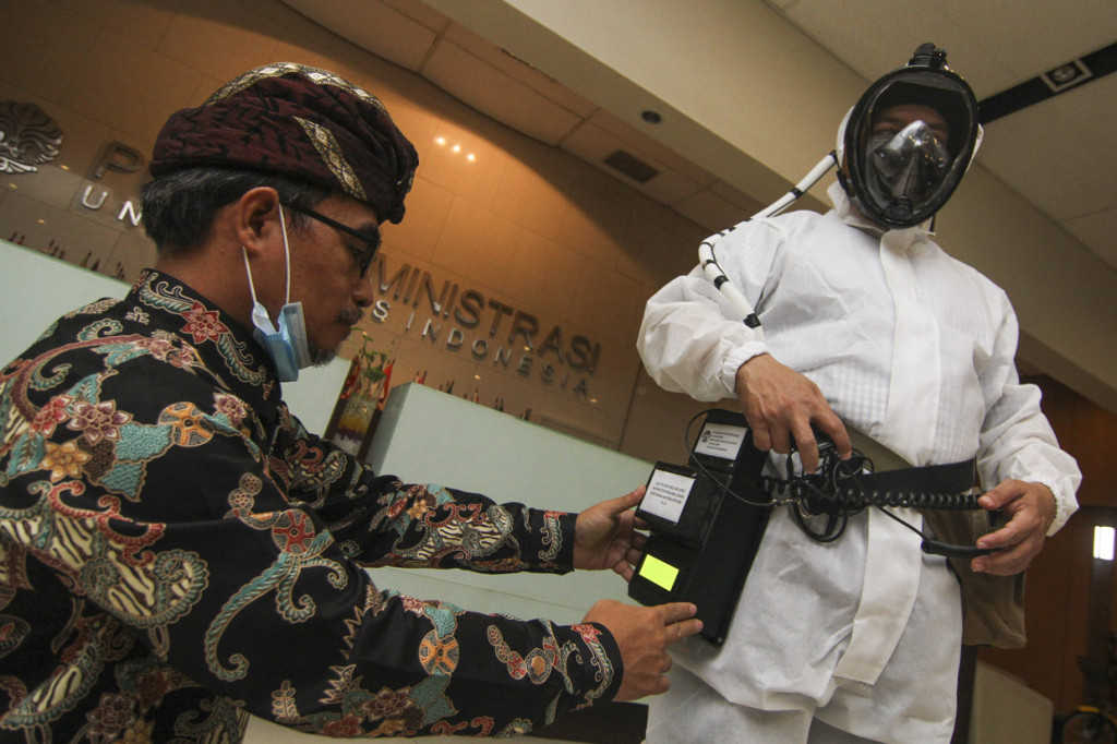 Tim Ahli dan Peneliti Universitas Indonesia (UI) menguji coba penggunaan alat pelindung wajah berteknologi Respirator Pemurni Udara Bertenaga Baterai (RPUBB) di Gedung PAUI, Depok, Jawa Barat.