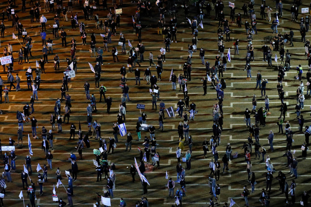 Aksi yang digelar di Tel Aviv, Minggu, 19 April 2020, waktu setempat tersebut berlangsung tertib dan tetap melakukan physical distancing dengan jarak dua meter antara satu dengan lainnya.