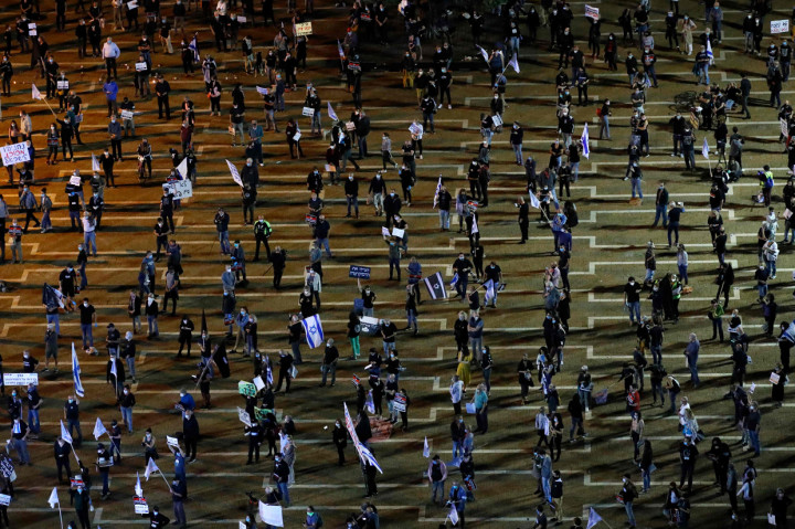 Aksi yang digelar di Tel Aviv, Minggu, 19 April 2020, waktu setempat tersebut berlangsung tertib dan tetap melakukan physical distancing dengan jarak dua meter antara satu dengan lainnya.