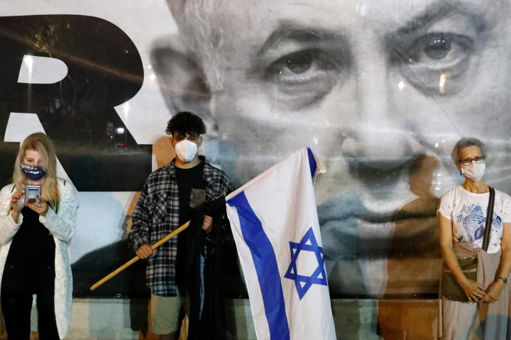 Netanyahu sendiri menyangkal melakukan korupsi. Dia juga menegosiasikan kesepakatan pembagian kekuasaan dengan saingannya, Benny Gantz untuk membentuk pemerintah koalisi yang akan mengakhiri satu tahun kebuntuan politik.