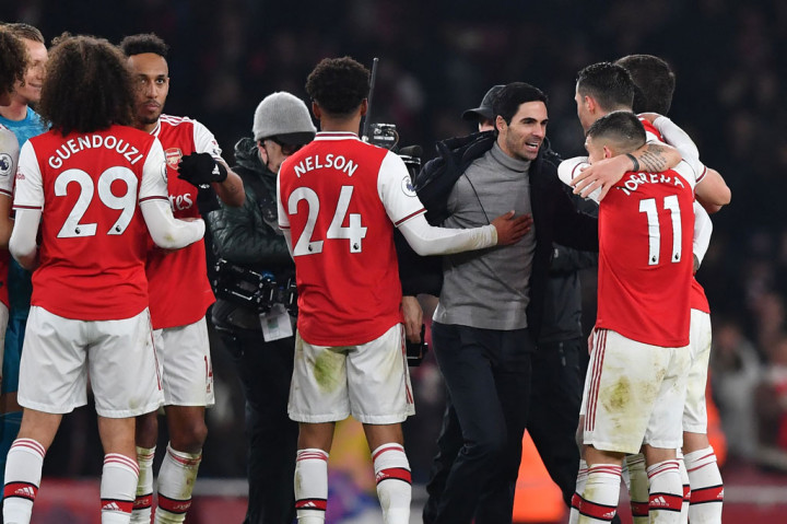 Arsenal mengumumkan pemotongan gaji sebesar 12,5 persen untuk para pemain, manajer, dan jajaran pelatih tim utama mereka guna membantu kondisi finansial klub di tengah krisis yang ditimbulkan pandemi virus korona (covid-19).