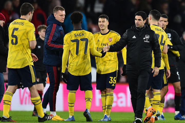 Ini menjadikan Arsenal sebagai klub Liga Primer pertama yang menyetujui pemotongan gaji.