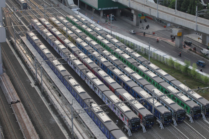 Sejumlah kereta mass rapid transit (MRT) terparkir di Depo MRT Lebak Bulus, Jakarta, Senin, 20 April 2020.