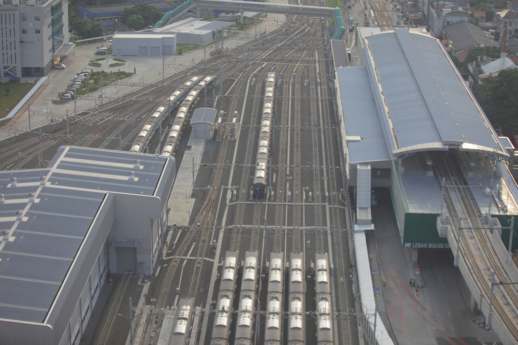 Kondisi yang tidak berbeda juga dialami LRT yang turun 93,05 persen atau sekitar 264 orang per hari hingga 15 April 2020 bila dibandingkan kondisi normal pada Januari 2020 sekitar 3.800 orang per hari.