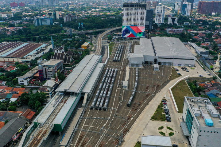 Kondisi yang tidak berbeda juga dialami LRT yang turun 93,05 persen atau sekitar 264 orang per hari hingga 15 April 2020 bila dibandingkan kondisi normal pada Januari 2020 sekitar 3.800 orang per hari.