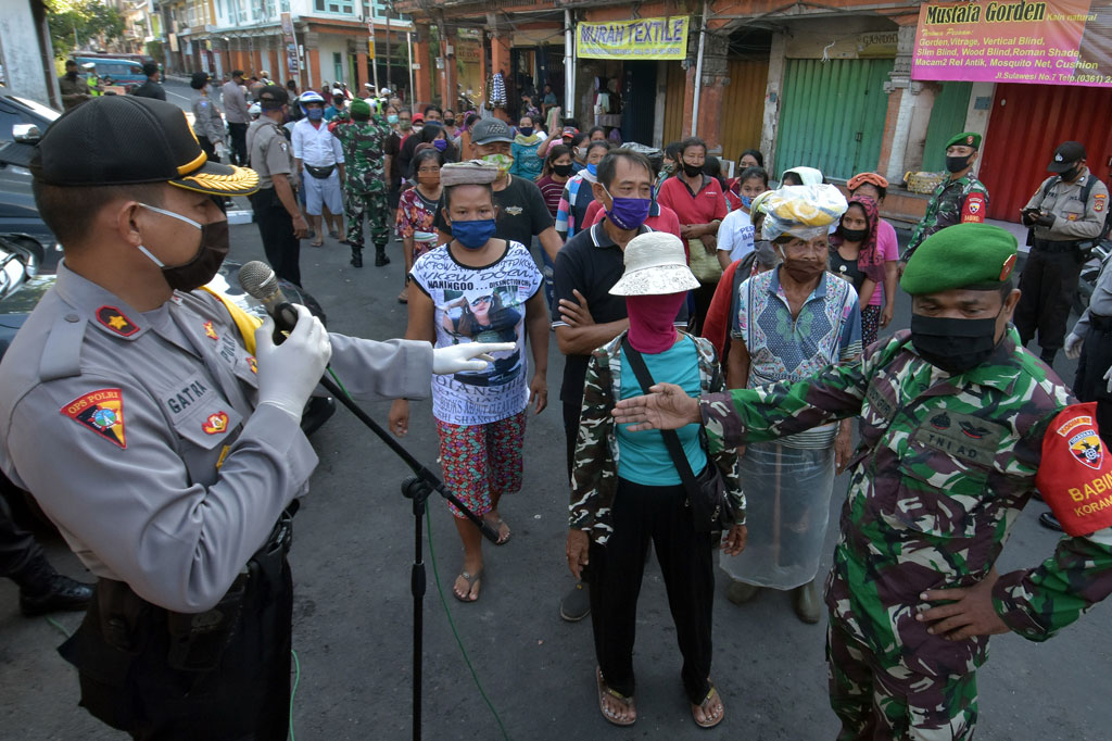 Kegiatan pembagian makanan tersebut sebagai wujud sinergitas Polri - TNI sekaligus memperingati Hari Kartini untuk meringankan perekonomian masyarakat yang terdampak pandemi virus korona (covid-19).