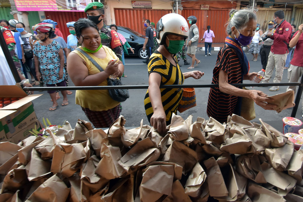 Kegiatan pembagian makanan tersebut sebagai wujud sinergitas Polri - TNI sekaligus memperingati Hari Kartini untuk meringankan perekonomian masyarakat yang terdampak pandemi virus korona (covid-19).
