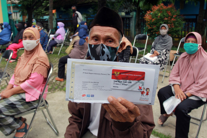 Kementerian Sosial menyerahkan Kartu Keluarga Sejahtera kepada 5.965 Keluarga Penerima Manfaat Program Sembako se Kota Tangerang Selatan. Program Bantuan Sembako ini bagian perluasan 20 juta KPM seluruh Indonesia.