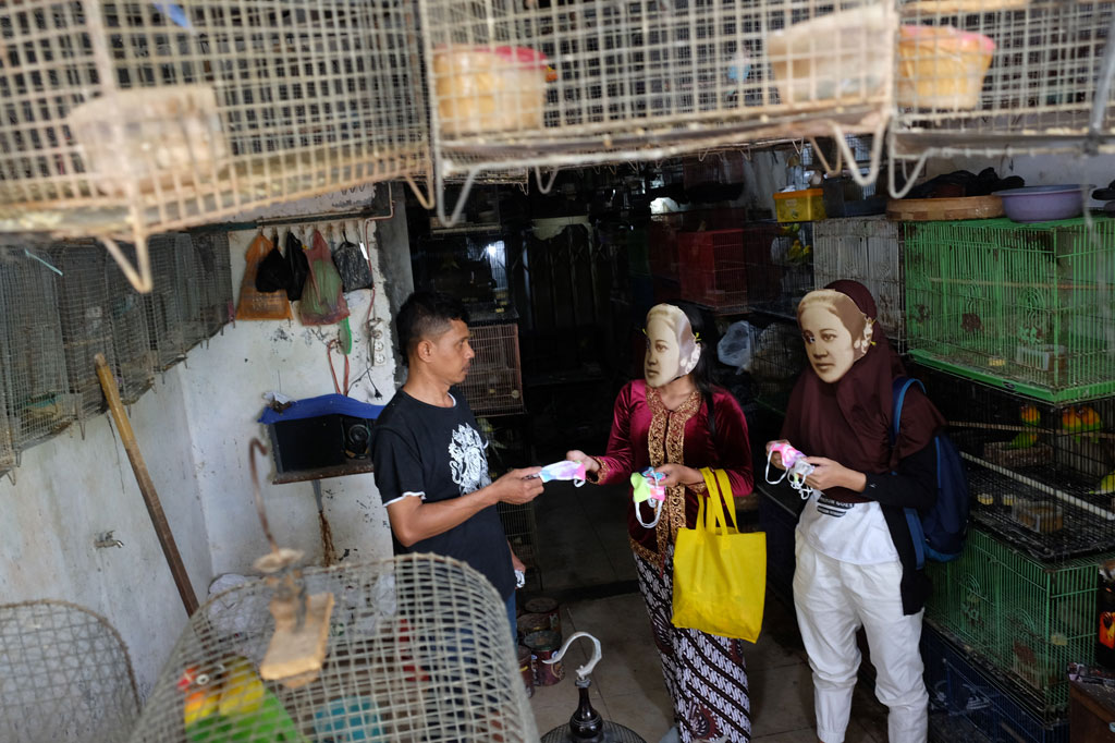 Aksi untuk memperingati Hari Kartini tersebut juga diisi edukasi penggunaan masker kain kepada masyarakat, guna mendukung pemerintah mencegah penyebaran virus korona (cvovid-19).