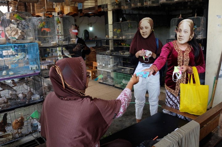 Aksi untuk memperingati Hari Kartini tersebut juga diisi edukasi penggunaan masker kain kepada masyarakat, guna mendukung pemerintah mencegah penyebaran virus korona (cvovid-19).