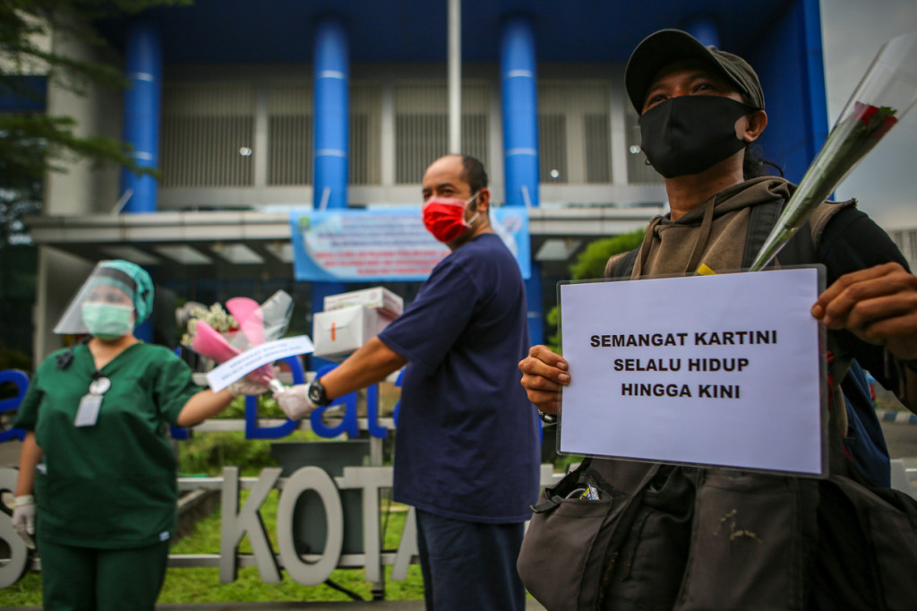 Anggota Komunitas Taman Potret melakukan aksi sosial di RSUD Kota Tangerang, Banten.
