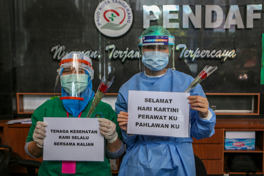 Aksi memberikan karangan bunga dan alat pelindung diri (APD) kepada para dokter dan perawat wanita yang ada di RSUD Kota Tangerang sebagai bukti pemberian semangat kepada mereka Kartini masa kini.