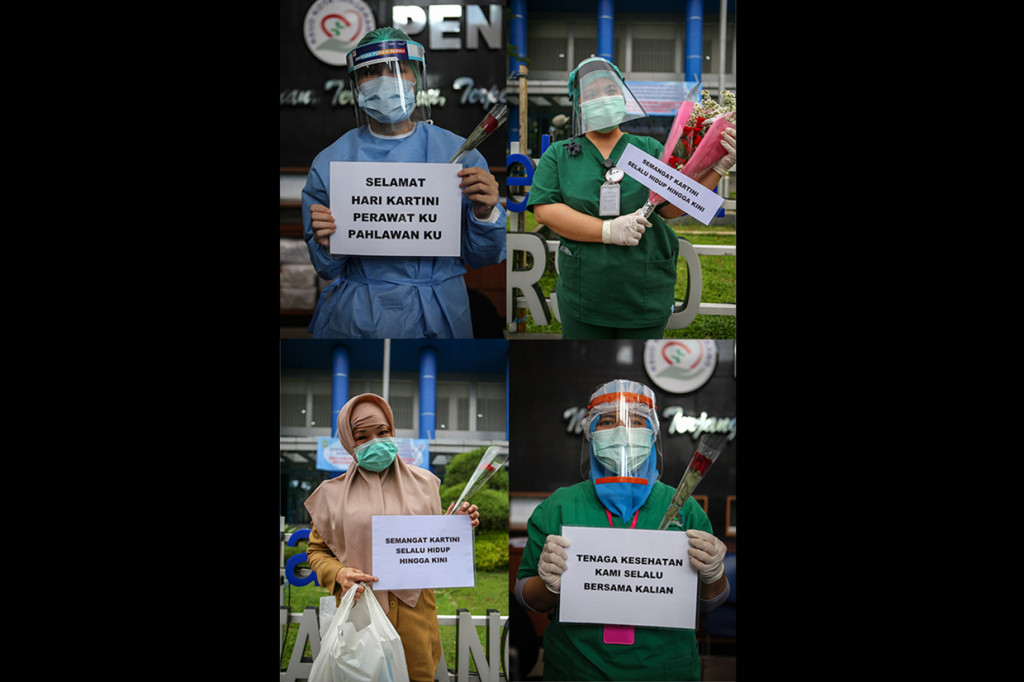 Petugas medis menunjukkan kertas pemberian semangat yang diberikan oleh Komunitas Taman Potret di RSUD Kota Tangerang, Banten.