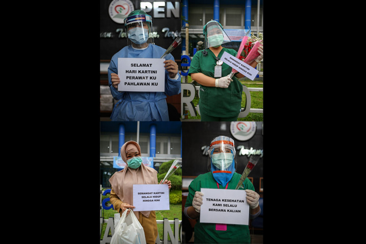 Petugas medis menunjukkan kertas pemberian semangat yang diberikan oleh Komunitas Taman Potret di RSUD Kota Tangerang, Banten.